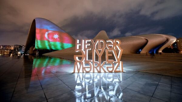 Центр Гейдара Алиева подсвечивается цветами азербайджанского флага - Sputnik Азербайджан