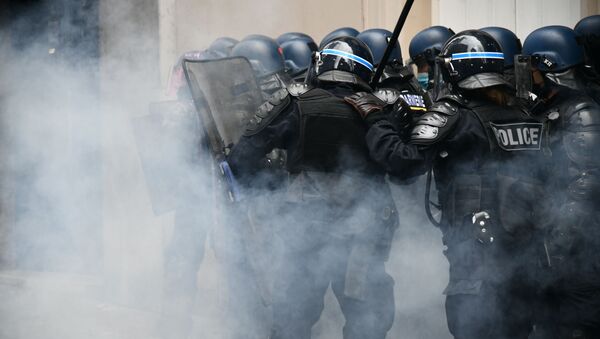 Сотрудники правоохранительных органов во время акции протеста против законопроекта О глобальной безопасности в Париже. - Sputnik Азербайджан