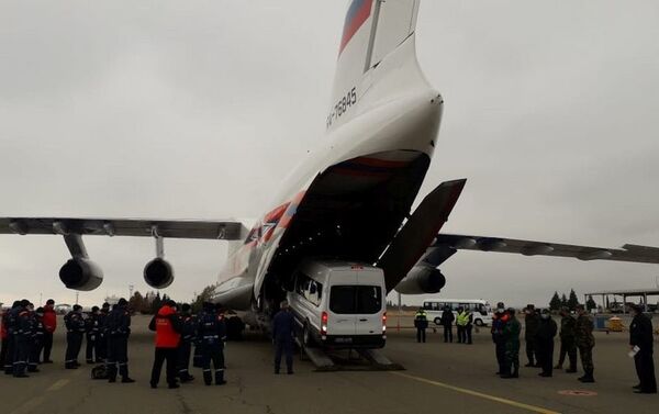 Гуманитарный груз, направленный из России в Ханкенди, доставлен в Гянджу  - Sputnik Азербайджан