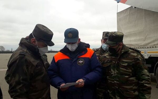 Гуманитарный груз, направленный из России в Ханкенди, доставлен в Гянджу  - Sputnik Азербайджан