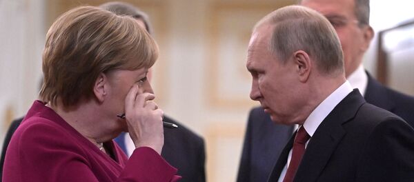 Президент РФ Владимир Путин и федеральный канцлер Германии Ангела Меркель перед совместной пресс-конференцией по итогам встречи, фото из архива Президент РФ Владимир Путин и федеральный канцлер Германии Ангела Меркель перед совместной пресс-конференцией по итогам встречи, фото из архива - Sputnik Азербайджан