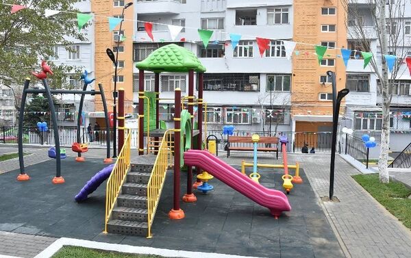 Объединение IDEA облагородило дворы в жилом массиве Ени Ясамал Ясамальского района - Sputnik Азербайджан