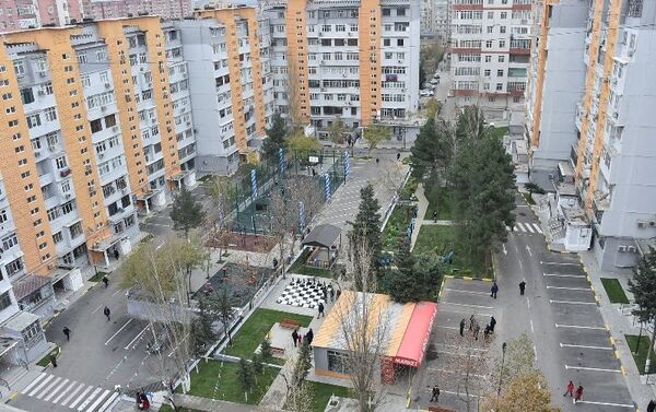 Объединение IDEA облагородило дворы в жилом массиве Ени Ясамал Ясамальского района - Sputnik Азербайджан