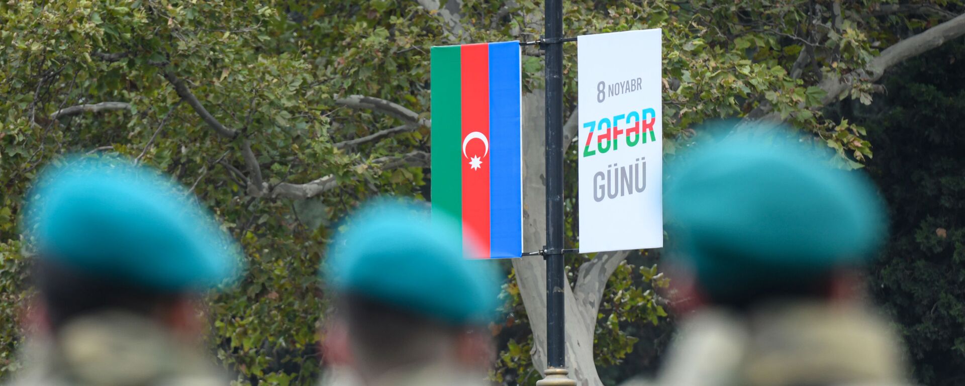 Военнослужащие ВС Азербайджана смотрят на плакат с надписью 8 ноября - День победы, фото из архива - Sputnik Азербайджан, 1920, 27.10.2021
