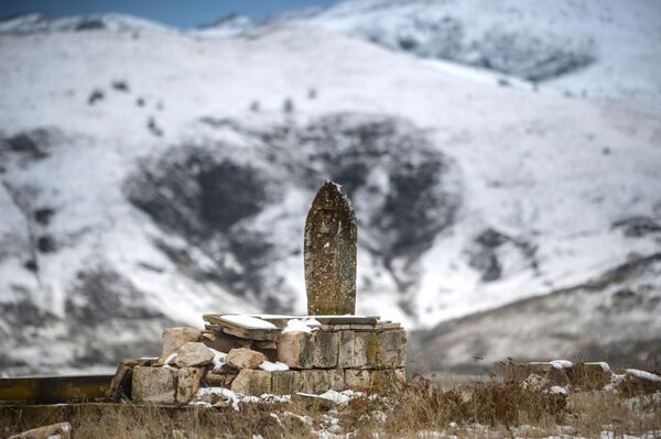 Разрушенное азербайджанское кладбище в Джебраиле. - Sputnik Азербайджан