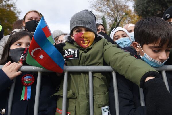 Bakıda parada parada baxan şəxslər - Sputnik Азербайджан