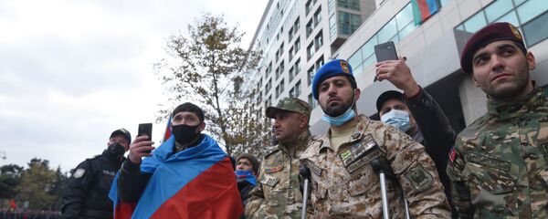 Bakıda parada parada baxan şəxslər - Sputnik Азербайджан