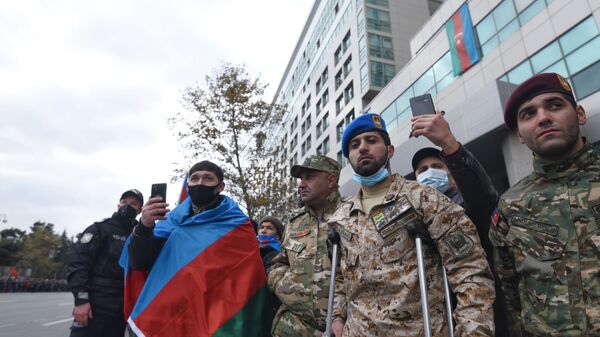  Жители Баку наблюдают за военным парадом - Sputnik Азербайджан