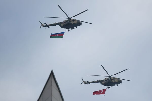 Bakıda parada parada baxan şəxslər - Sputnik Азербайджан
