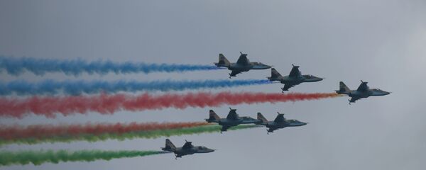 Bakıda parada parada baxan şəxslər - Sputnik Азербайджан