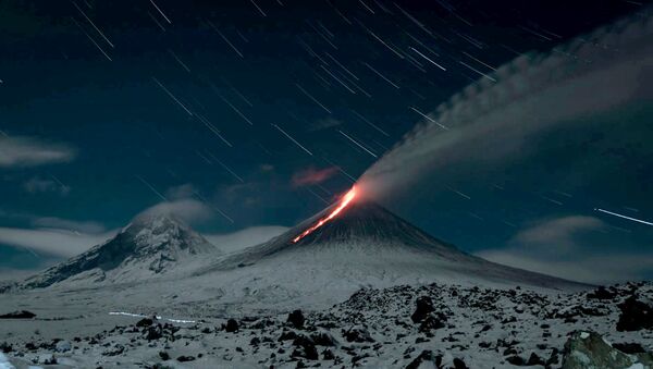Огненная река и столбы пепла: видео извержения вулкана Ключевской на Камчатке - Sputnik Azərbaycan
