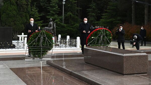 Президент Ильхам Алиев и Президент Реджеп Тайип Эрдоган посетили могилу общенационального лидера Гейдара Алиева - Sputnik Azərbaycan