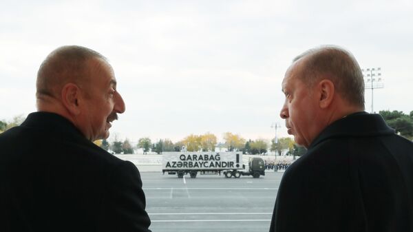 Президент Ильхам Алиев и Президент Реджеп Тайип Эрдоган на военном парадае в Баку, фото из архива - Sputnik Azərbaycan