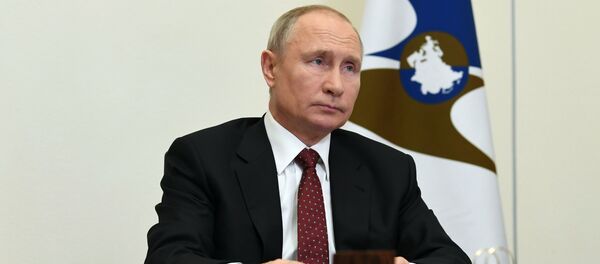 Президент РФ Владимир Путин во время встречи в режиме видеоконференции, фото из архива Президент РФ Владимир Путин во время встречи в режиме видеоконференции, фото из архива - Sputnik Азербайджан