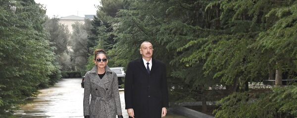 Президент Азербайджана Ильхам Алиев и Первая леди Мехрибан Алиева посетили могилу общенационального лидера Гейдара Алиева Президент Азербайджана Ильхам Алиев и Первая леди Мехрибан Алиева посетили могилу общенационального лидера Гейдара Алиева - Sputnik Азербайджан