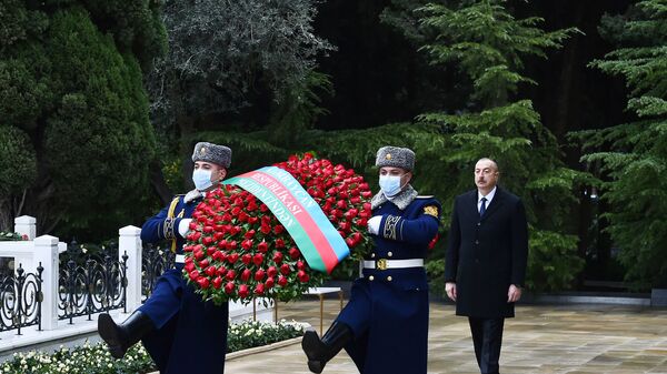 Президент Азербайджана Ильхам Алиев и Первая леди Мехрибан Алиева посетили могилу общенационального лидера Гейдара Алиева - Sputnik Azərbaycan
