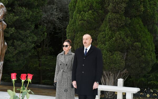 Президент Азербайджана Ильхам Алиев и Первая леди Мехрибан Алиева посетили могилу общенационального лидера Гейдара Алиева - Sputnik Азербайджан