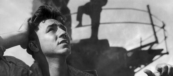 Кадр из кинофильма режиссера Александра Григорьевича Зархи (1908-1997) Высота. Киностудия Мосфильм, 1957 год. Николай Пасечник - артист Николай Рыбников. Кадр из кинофильма режиссера Александра Григорьевича Зархи (1908-1997) Высота. Киностудия Мосфильм, 1957 год. Николай Пасечник - артист Николай Рыбников. - Sputnik Азербайджан