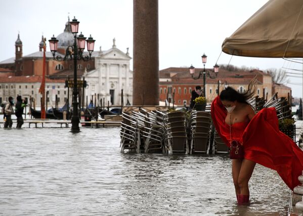 Модель в развевающемся платье на затопленной площади Сан-Марко в Венеции, Италия  - Sputnik Азербайджан