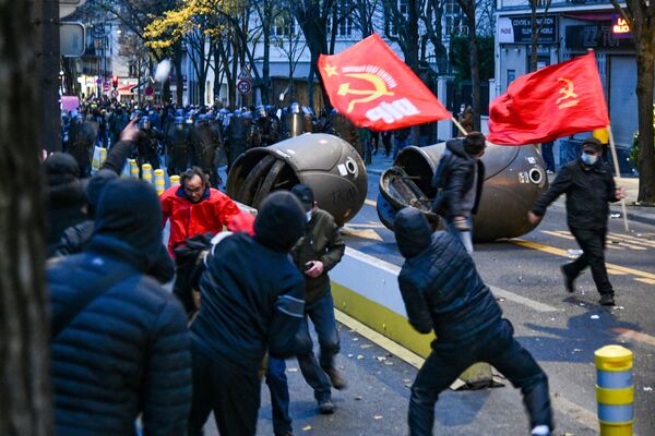 Сотрудники полиции и участники акции протеста против законопроекта О глобальной безопасности в Париже - Sputnik Азербайджан
