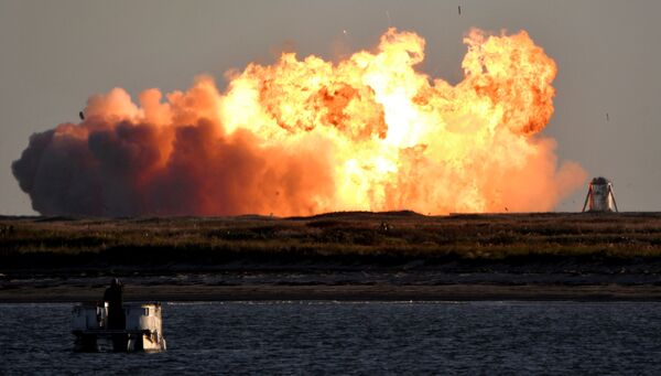 Взрыв первой сверхтяжелой ракеты Starship SN8 компании SpaceX во время попытки посадки во время испытательного полета в Бока-Чика, штат Техас - Sputnik Азербайджан