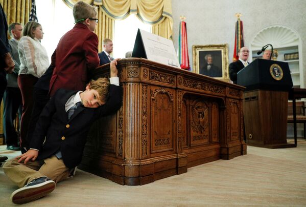 Шестилетний внук американского спортсмена Дэн Гейбл прислонился к столу во время выступления его деда в Белом доме, Вашингтон - Sputnik Азербайджан