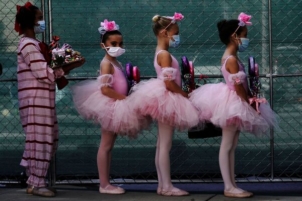 Учащиеся балетной школы Сан-Диего в масках во время спектакля Щелкунчик - Sputnik Азербайджан