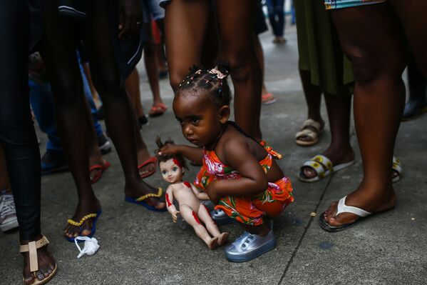Девочка с куклой во время акции протеста в Дуки-ди-Кашиас, Бразилия  - Sputnik Азербайджан