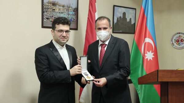 Церемония вручения государственной награды Венгрии – ордена  «Золотого креста» заслуженному артисту Эйюбу Гулиеву - Sputnik Азербайджан