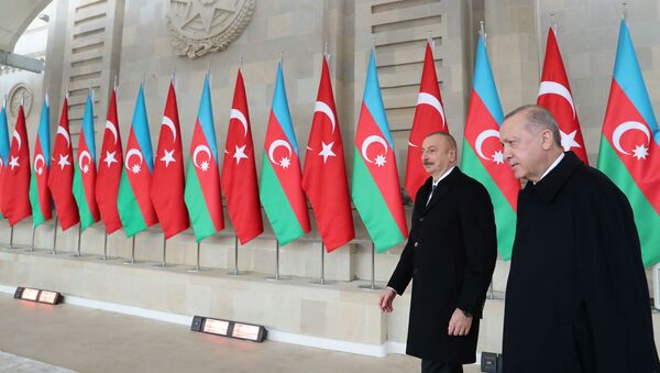 Президент Азербайджана Ильхам Алиев и Президент Турции Реджеп Тайип Эрдоган на военном параде в Баку, фото из архив - Sputnik Azərbaycan