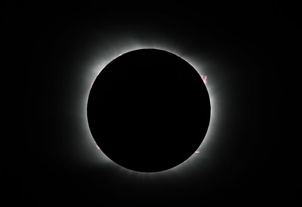 Огненное кольцо во время полного солнечного затмения в Аргентине  - Sputnik Азербайджан