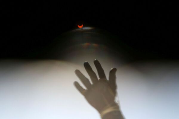 Полное солнечное затмение через фильтры  - Sputnik Азербайджан