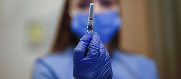 Медицинский работник демонстрирует дозу вакцины против COVID-19  Sinovac Biotech, фото из архива - Sputnik Азербайджан