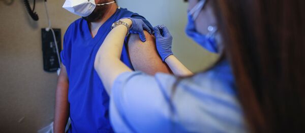 Медицинский работник демонстрирует дозу вакцины против COVID-19 Sinovac Biotech, фото из архива Медицинский работник демонстрирует дозу вакцины против COVID-19 Sinovac Biotech, фото из архива - Sputnik Азербайджан