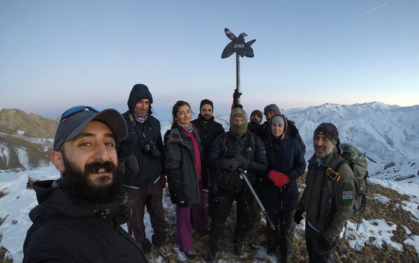 Азербайджанские альпинисты в массиве Гызылгая на высоте 2783 метров установили стелу в память 2783 шехидов - Sputnik Азербайджан
