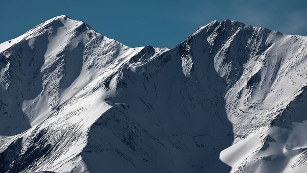 Азербайджанские альпинисты в массиве Гызылгая на высоте 2783 метров установили стелу в память 2783 шехидов - Sputnik Азербайджан