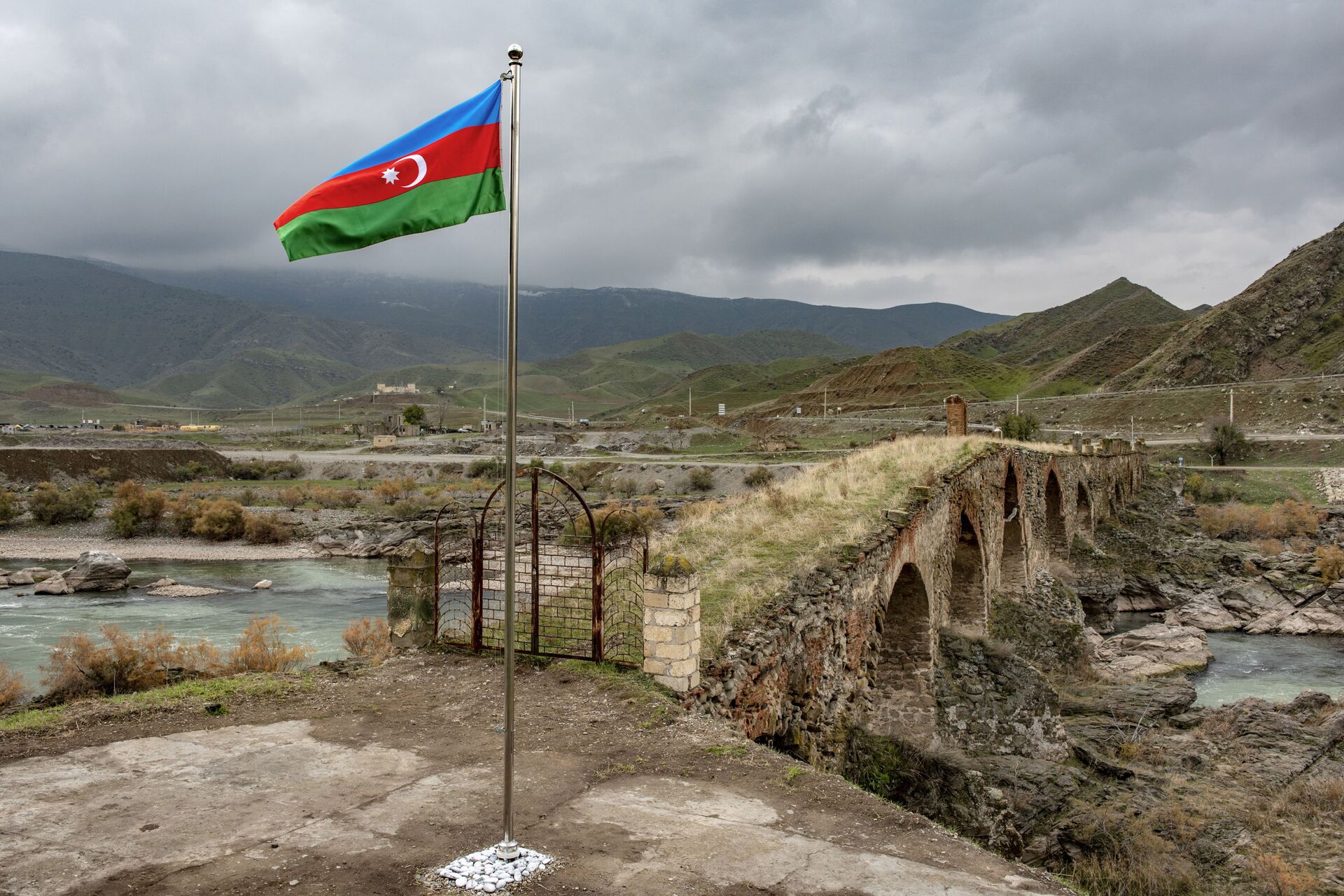 Флаг Азербайджана возле Худаферинского моста, фото из архива - Sputnik Azərbaycan, 1920, 26.10.2022