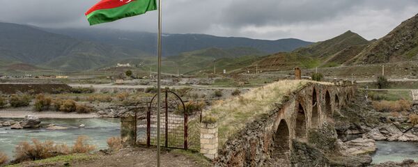 Флаг Азербайджана возле Худаферинского моста, фото из архива - Sputnik Азербайджан