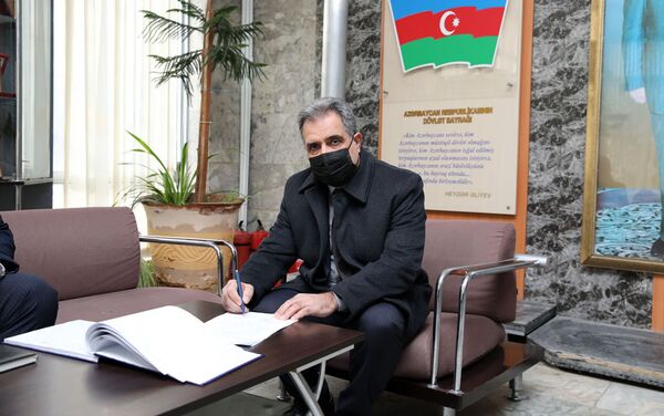 Представители политических партий принимают ключи от новых офисных помещений - Sputnik Азербайджан