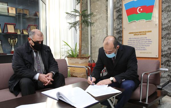 Представители политических партий принимают ключи от новых офисных помещений - Sputnik Азербайджан