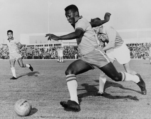 Бразильский форвард Пеле обходит защитника во время товарищеского матча между Мальмё и Бразилией 8 мая 1960 года - Sputnik Azərbaycan