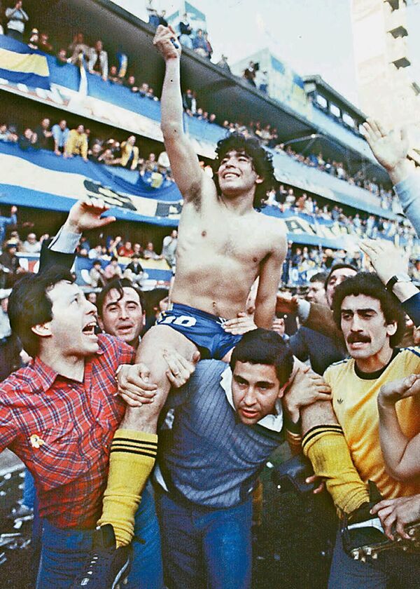 Болельщики несут Диегу Марадону после победы в 1981 году в местном чемпионате на стадионе Ла Бомбонера в Буэнос-Айресе - Sputnik Азербайджан