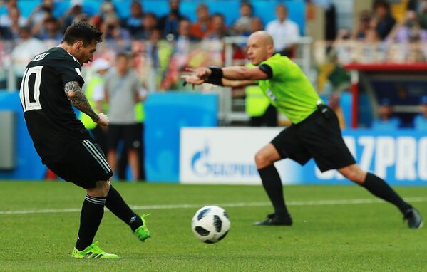 Лионель Месси в матче чемпионата мира по футболу между сборными Аргентины и Исландии, 2018 год - Sputnik Азербайджан