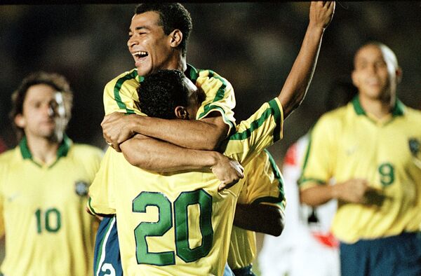 Кафу обнимает товарища по команде Денилсона, который забил первый гол в ворота Перу во время полуфинала Кубка Америки в 1997 году - Sputnik Azərbaycan