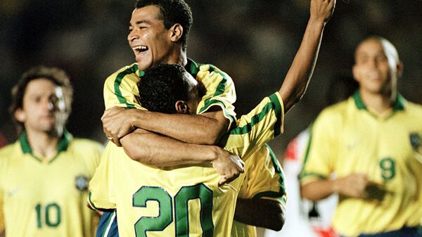 Кафу обнимает товарища по команде Денилсона, который забил первый гол в ворота Перу во время полуфинала Кубка Америки в 1997 году - Sputnik Азербайджан