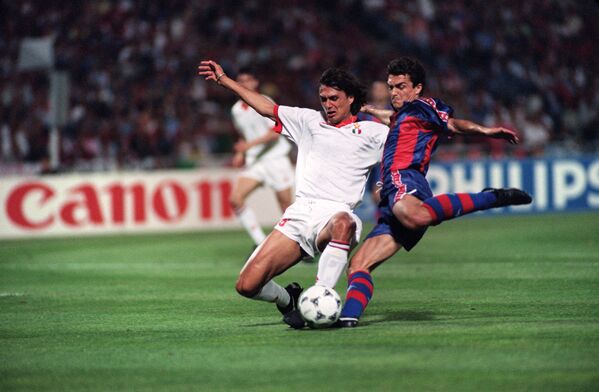 Игрок Барселоны Мигель Анхель Надаль с игроком Милана Паоло Мальдини во время финала Кубка европейских чемпионов 18 мая 1994 года - Sputnik Azərbaycan