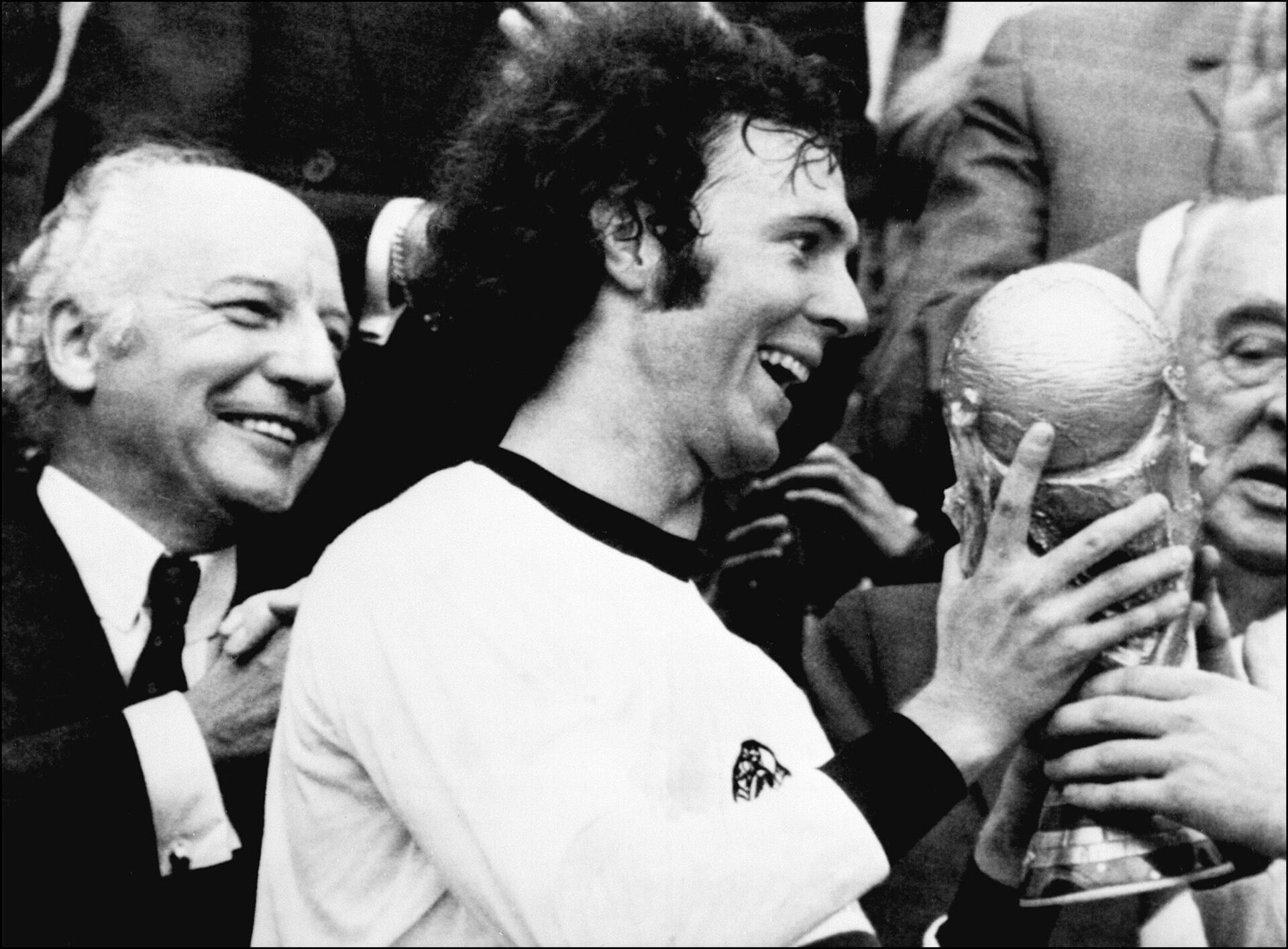 Капитан команды Германии Франц Беккенбауэр принимает кубок чемпионата мира по футболу 7 июля 1974 года  - Sputnik Азербайджан, 1920, 08.01.2024