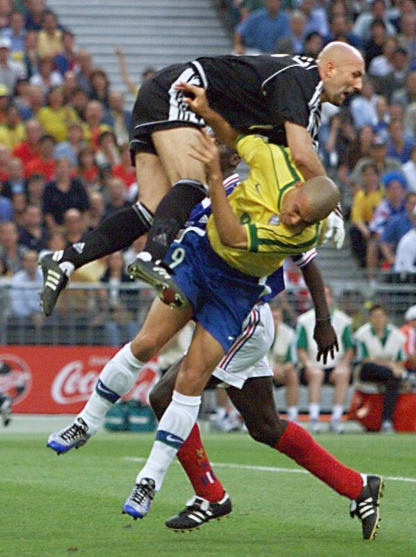 Французский вратарь Фабьен Бартез во время финального матча чемпионата мира 1998 года между сборными Бразилии и Франции - Sputnik Azərbaycan