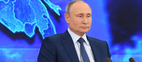 Президент РФ Владимир Путин на большой ежегодной пресс-конференции в режиме видеоконференции - Sputnik Азербайджан