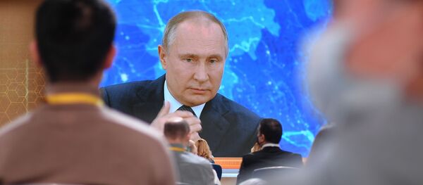 Президент РФ Владимир Путин на большой ежегодной пресс-конференции в режиме видеоконференции Президент РФ Владимир Путин на большой ежегодной пресс-конференции в режиме видеоконференции - Sputnik Азербайджан